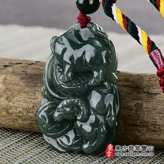三合六合(羊豬狗)項鍊玉珮右側照片   （已出售勿下標，可訂做）翡翠生肖兔三合六合貴人項鍊玉珮（生肖屬兔，最適合配戴三合六合貴人項鍊，羊豬狗：兔牌A貨翡翠生肖兔玉珮、緬甸玉生肖兔玉墜、兔十二生肖項鍊）。綠色油青兔，ZH063。客製化訂做各種翡翠生肖兔吊墜玉珮項鍊。★附A貨翡翠雙證書.jpg
