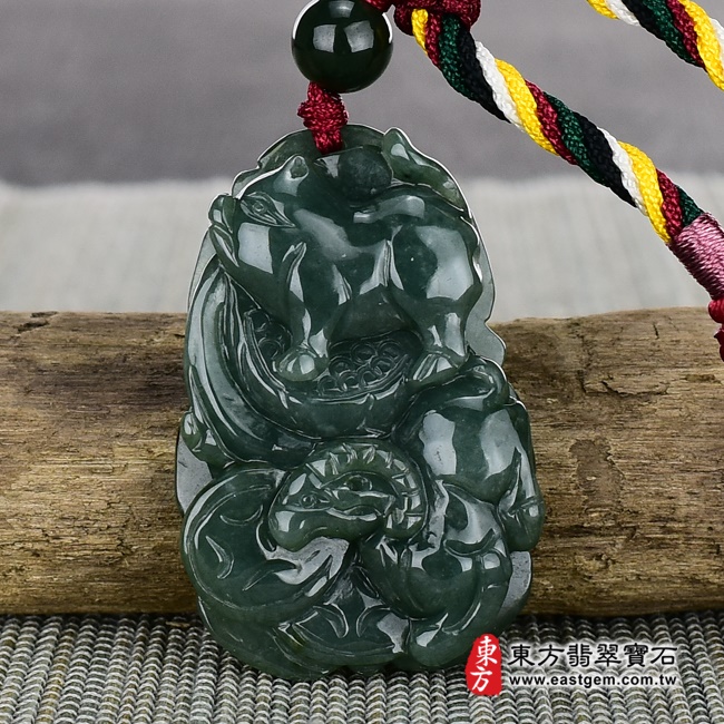 三合六合(羊豬狗)項鍊玉珮正面照片   （已出售勿下標，可訂做）翡翠生肖兔三合六合貴人項鍊玉珮（生肖屬兔，最適合配戴三合六合貴人項鍊，羊豬狗：兔牌A貨翡翠生肖兔玉珮、緬甸玉生肖兔玉墜、兔十二生肖項鍊）。綠色油青兔，ZH063。客製化訂做各種翡翠生肖兔吊墜玉珮項鍊。★附A貨翡翠雙證書.jpg
