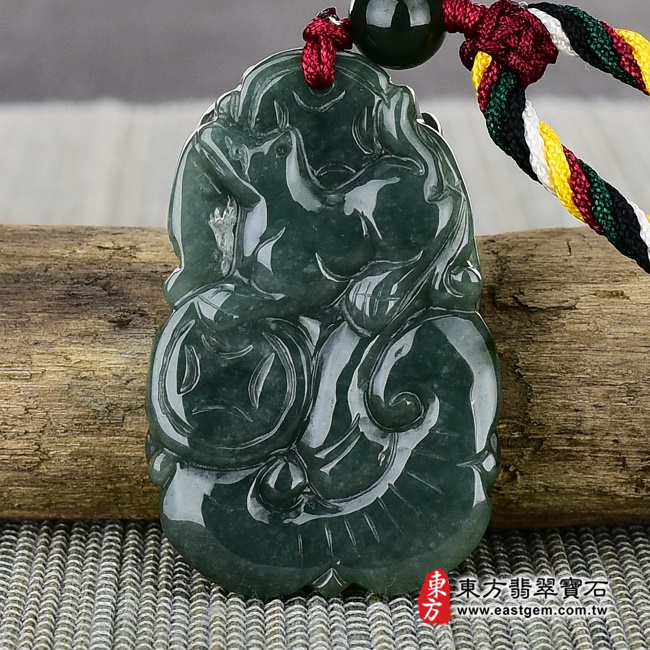 三合六合(羊豬狗)項鍊玉珮背面照片   （已出售勿下標，可訂做）翡翠生肖兔三合六合貴人項鍊玉珮（生肖屬兔，最適合配戴三合六合貴人項鍊，羊豬狗：兔牌A貨翡翠生肖兔玉珮、緬甸玉生肖兔玉墜、兔十二生肖項鍊）。綠色油青兔，ZH063。客製化訂做各種翡翠生肖兔吊墜玉珮項鍊。★附A貨翡翠雙證書.jpg