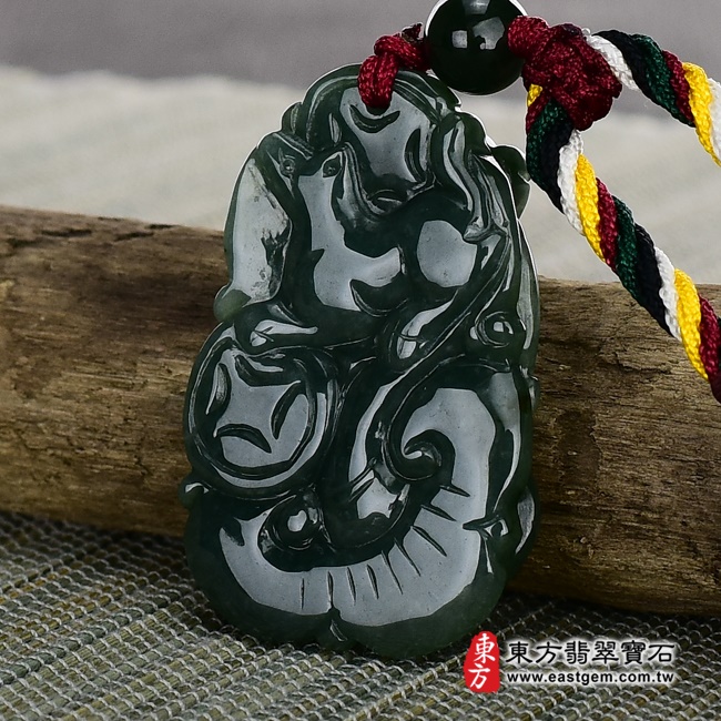 三合六合(羊豬狗)項鍊玉珮背面右側照片   （已出售勿下標，可訂做）翡翠生肖兔三合六合貴人項鍊玉珮（生肖屬兔，最適合配戴三合六合貴人項鍊，羊豬狗：兔牌A貨翡翠生肖兔玉珮、緬甸玉生肖兔玉墜、兔十二生肖項鍊）。綠色油青兔，ZH063。客製化訂做各種翡翠生肖兔吊墜玉珮項鍊。★附A貨翡翠雙證書.jpg