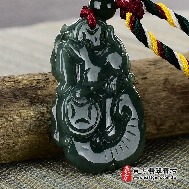 三合六合(羊豬狗)項鍊玉珮背面左側照片   （已出售勿下標，可訂做）翡翠生肖兔三合六合貴人項鍊玉珮（生肖屬兔，最適合配戴三合六合貴人項鍊，羊豬狗：兔牌A貨翡翠生肖兔玉珮、緬甸玉生肖兔玉墜、兔十二生肖項鍊）。綠色油青兔，ZH063。客製化訂做各種翡翠生肖兔吊墜玉珮項鍊。★附A貨翡翠雙證書.jpg