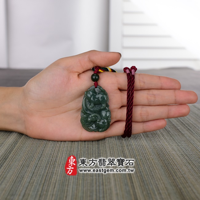 三合六合(羊豬狗)項鍊玉珮大小示意照片   （已出售勿下標，可訂做）翡翠生肖兔三合六合貴人項鍊玉珮（生肖屬兔，最適合配戴三合六合貴人項鍊，羊豬狗：兔牌A貨翡翠生肖兔玉珮、緬甸玉生肖兔玉墜、兔十二生肖項鍊）。綠色油青兔，ZH063。客製化訂做各種翡翠生肖兔吊墜玉珮項鍊。★附A貨翡翠雙證書.jpg
