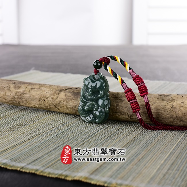 三合六合(羊豬狗)項鍊玉珮意境照片   （已出售勿下標，可訂做）翡翠生肖兔三合六合貴人項鍊玉珮（生肖屬兔，最適合配戴三合六合貴人項鍊，羊豬狗：兔牌A貨翡翠生肖兔玉珮、緬甸玉生肖兔玉墜、兔十二生肖項鍊）。綠色油青兔，ZH063。客製化訂做各種翡翠生肖兔吊墜玉珮項鍊。★附A貨翡翠雙證書.jpg