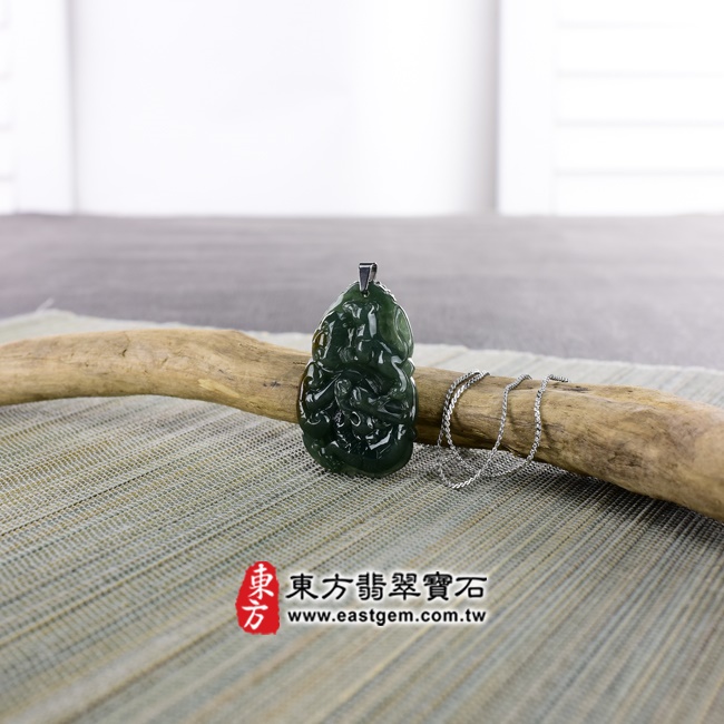 三合六合(鼠龍蛇)項鍊玉珮意境照片   翡翠生肖猴三合六合貴人項鍊玉珮（生肖屬猴，最適合配戴三合六合貴人項鍊，鼠龍蛇：猴牌A貨翡翠生肖猴玉珮、緬甸玉生肖猴玉墜、猴十二生肖項鍊）。綠色油青種帶些許黃翡翠猴，ZH050。客製化訂做各種翡翠生肖猴吊墜玉珮項鍊。★附A貨翡翠雙證書.jpg