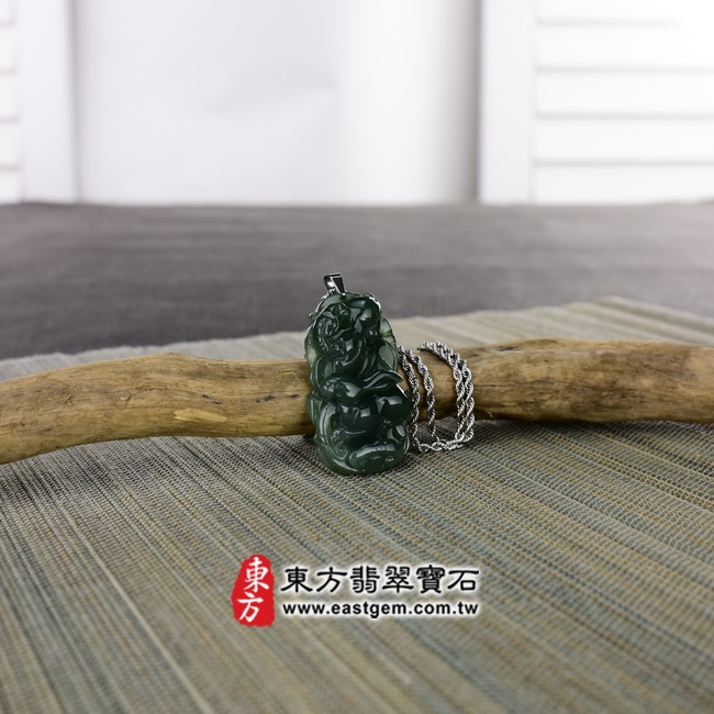 三合六合(兔羊虎)項鍊玉珮意境照片   翡翠生肖豬三合六合貴人項鍊玉珮（生肖屬豬，最適合配戴三合六合貴人項鍊，羊兔虎：豬牌A貨翡翠生肖豬玉珮、緬甸玉生肖豬玉墜、豬十二生肖項鍊）。綠色油青種豬，ZH072。客製化訂做各種翡翠生肖豬吊墜玉珮項鍊。★附A貨翡翠雙證書.jpg