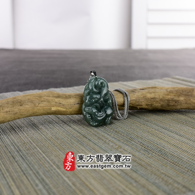 三合六合(蛇牛龍)項鍊玉珮意境照片   翡翠生肖雞三合六合貴人項鍊玉珮（生肖屬雞，最適合配戴三合六合貴人項鍊，牛蛇龍：雞牌A貨翡翠生肖雞玉珮、緬甸玉生肖雞玉墜、雞十二生肖項鍊）。綠色油青糯種雞，ZH060。客製化訂做各種翡翠生肖雞吊墜玉珮項鍊。★附A貨翡翠雙證書.jpg