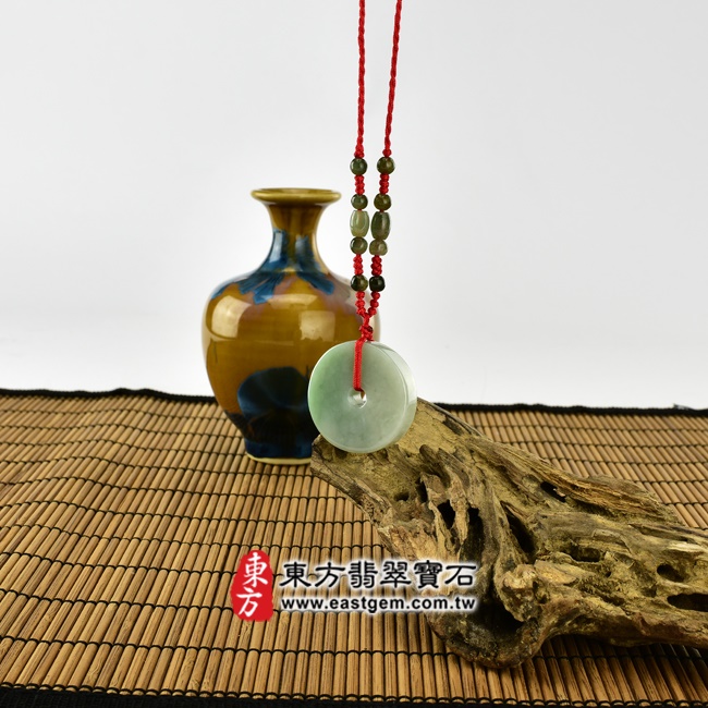 翡翠平安扣項鍊情境照片 翡翠平安扣項鍊玉珮（平安富貴：平安扣牌A貨翡翠平安扣玉珮、緬甸玉平安扣玉墜）。豆種帶白底青翡翠平安扣，PN073。客製化訂做各種翡翠平安扣吊墜玉珮項鍊。★附A貨翡翠雙證書
