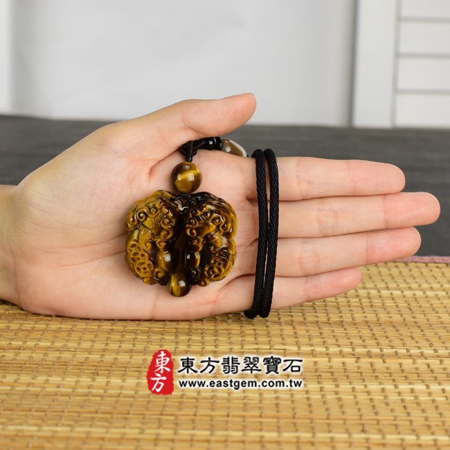 黃虎眼石貔貅項鍊玉珮 大小示意照片 （已出售勿下標，可訂做）黃虎眼石貔貅項鍊玉珮（招財貔貅：貔貅牌黃虎眼石貔貅玉珮、黃虎眼石貔貅玉墜）。黃虎眼石貔貅，PF227。客製化訂做各種黃虎眼石貔貅吊墜玉珮項鍊。★東方翡翠寶石保證卡