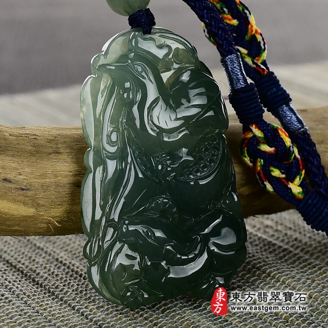 三合六合(雞牛猴)項鍊玉珮左側照片   （已出售勿下標，可訂做）翡翠生肖蛇三合六合貴人項鍊玉珮（生肖屬蛇，最適合配戴三合六合貴人項鍊，雞牛猴：蛇牌A貨翡翠生肖蛇玉珮、緬甸玉生肖蛇玉墜、蛇十二生肖項鍊）。綠色油青糯冰種蛇，ZH073。客製化訂做各種翡翠生肖蛇吊墜玉珮項鍊。★附A貨翡翠雙證書.jpg