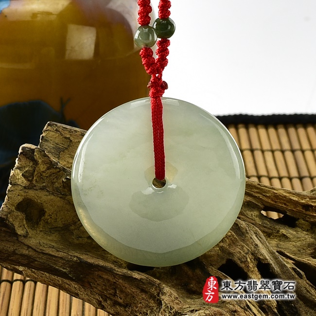翡翠平安扣項鍊正面照片 翡翠平安扣項鍊玉珮（平安富貴：平安扣牌A貨翡翠平安扣玉珮、緬甸玉平安扣玉墜）。淺綠色糯種平安扣，PN075。客製化訂做各種翡翠平安扣吊墜玉珮項鍊。★附A貨翡翠雙證書