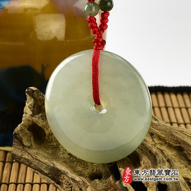 翡翠平安扣項鍊右側照片 翡翠平安扣項鍊玉珮（平安富貴：平安扣牌A貨翡翠平安扣玉珮、緬甸玉平安扣玉墜）。淺綠色糯種平安扣，PN075。客製化訂做各種翡翠平安扣吊墜玉珮項鍊。★附A貨翡翠雙證書