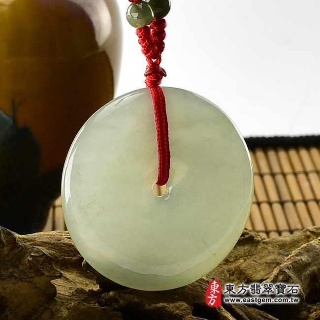 翡翠平安扣項鍊右側照片 翡翠平安扣項鍊玉珮（平安富貴：平安扣牌A貨翡翠平安扣玉珮、緬甸玉平安扣玉墜）。淺綠色糯種平安扣，PN075。客製化訂做各種翡翠平安扣吊墜玉珮項鍊。★附A貨翡翠雙證書