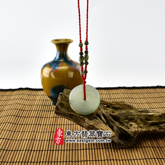 翡翠平安扣項鍊情境照片 翡翠平安扣項鍊玉珮（平安富貴：平安扣牌A貨翡翠平安扣玉珮、緬甸玉平安扣玉墜）。淺綠色糯種平安扣，PN075。客製化訂做各種翡翠平安扣吊墜玉珮項鍊。★附A貨翡翠雙證書
