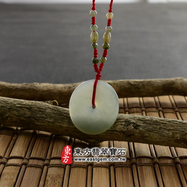 翡翠平安扣項鍊情境照片 翡翠平安扣項鍊玉珮（平安富貴：平安扣牌A貨翡翠平安扣玉珮、緬甸玉平安扣玉墜）。淺綠色糯種平安扣，PN078。客製化訂做各種翡翠平安扣吊墜玉珮項鍊。★附A貨翡翠雙證書