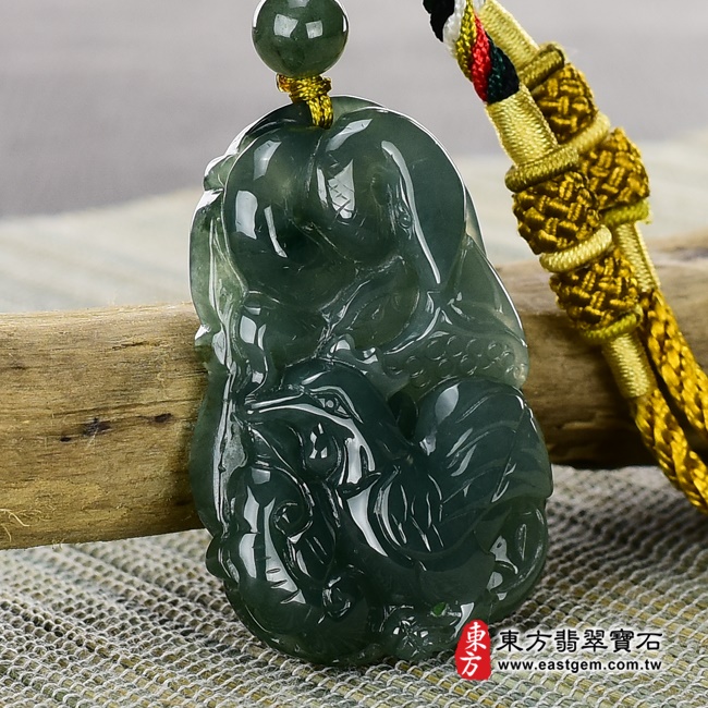 三合六合(蛇雞鼠)項鍊玉珮左側照片   翡翠生肖牛三合六合貴人項鍊玉珮（生肖屬牛，最適合配戴三合六合貴人項鍊，蛇雞鼠：牛牌A貨翡翠生肖牛玉珮、緬甸玉生肖牛玉墜、牛十二生肖項鍊）。淡綠色油青糯冰種牛，ZH077。客製化訂做各種翡翠生肖牛吊墜玉珮項鍊。★附A貨翡翠雙證書.jpg