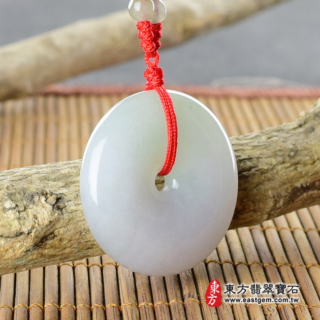 翡翠平安扣項鍊右側照片 翡翠平安扣項鍊玉珮（平安富貴：平安扣牌A貨翡翠平安扣玉珮、緬甸玉平安扣玉墜）。糯種帶白底青翡翠平安扣，PN082。客製化訂做各種翡翠平安扣吊墜玉珮項鍊。★附A貨翡翠雙證書