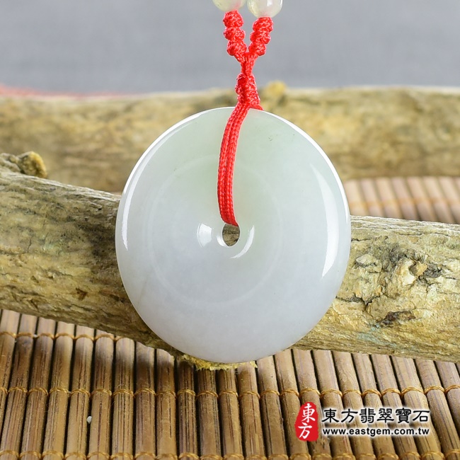 翡翠平安扣項鍊左側照片 翡翠平安扣項鍊玉珮（平安富貴：平安扣牌A貨翡翠平安扣玉珮、緬甸玉平安扣玉墜）。糯種帶白底青翡翠平安扣，PN082。客製化訂做各種翡翠平安扣吊墜玉珮項鍊。★附A貨翡翠雙證書