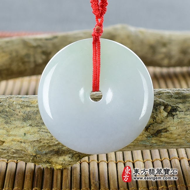 翡翠平安扣項鍊背面照片 翡翠平安扣項鍊玉珮（平安富貴：平安扣牌A貨翡翠平安扣玉珮、緬甸玉平安扣玉墜）。糯種帶白底青翡翠平安扣，PN082。客製化訂做各種翡翠平安扣吊墜玉珮項鍊。★附A貨翡翠雙證書