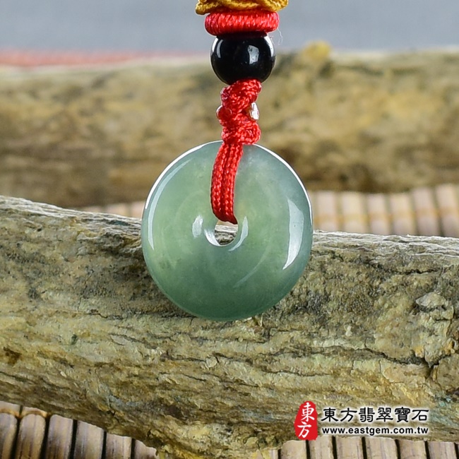 翡翠平安扣項鍊  左側照片 （已出售勿下標，可訂做）翡翠平安扣項鍊玉珮（平安富貴：平安扣牌A貨翡翠平安扣玉珮、緬甸玉平安扣玉墜）。深綠色油青糯種平安扣，PN086。客製化訂做各種翡翠平安扣吊墜玉珮項鍊。★附A貨翡翠雙證書
