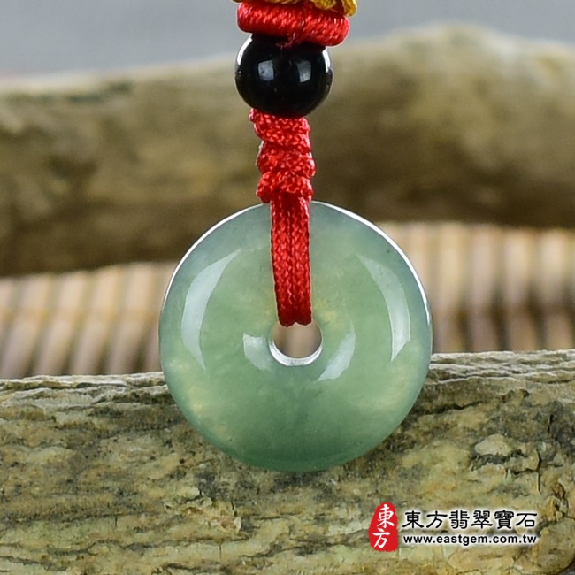 翡翠平安扣項鍊  背面照片 （已出售勿下標，可訂做）翡翠平安扣項鍊玉珮（平安富貴：平安扣牌A貨翡翠平安扣玉珮、緬甸玉平安扣玉墜）。深綠色油青糯種平安扣，PN086。客製化訂做各種翡翠平安扣吊墜玉珮項鍊。★附A貨翡翠雙證書