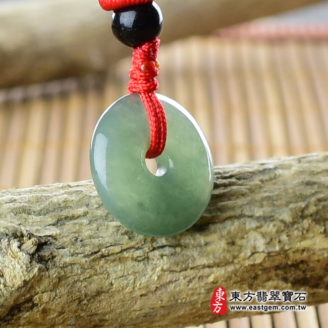 翡翠平安扣項鍊  右側照片 （已出售勿下標，可訂做）翡翠平安扣項鍊玉珮（平安富貴：平安扣牌A貨翡翠平安扣玉珮、緬甸玉平安扣玉墜）。深綠色油青糯種平安扣，PN086。客製化訂做各種翡翠平安扣吊墜玉珮項鍊。★附A貨翡翠雙證書