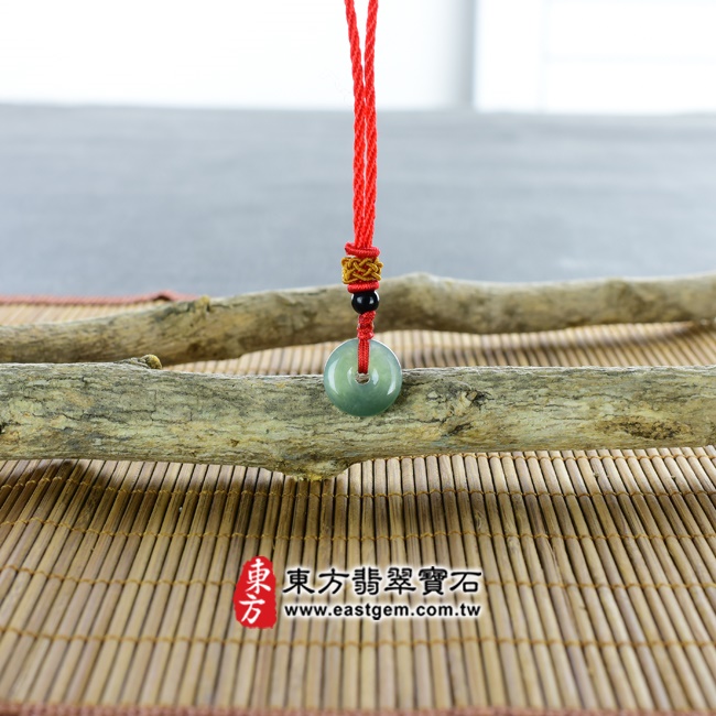 翡翠平安扣項鍊  情境照片 （已出售勿下標，可訂做）翡翠平安扣項鍊玉珮（平安富貴：平安扣牌A貨翡翠平安扣玉珮、緬甸玉平安扣玉墜）。深綠色油青糯種平安扣，PN086。客製化訂做各種翡翠平安扣吊墜玉珮項鍊。★附A貨翡翠雙證書