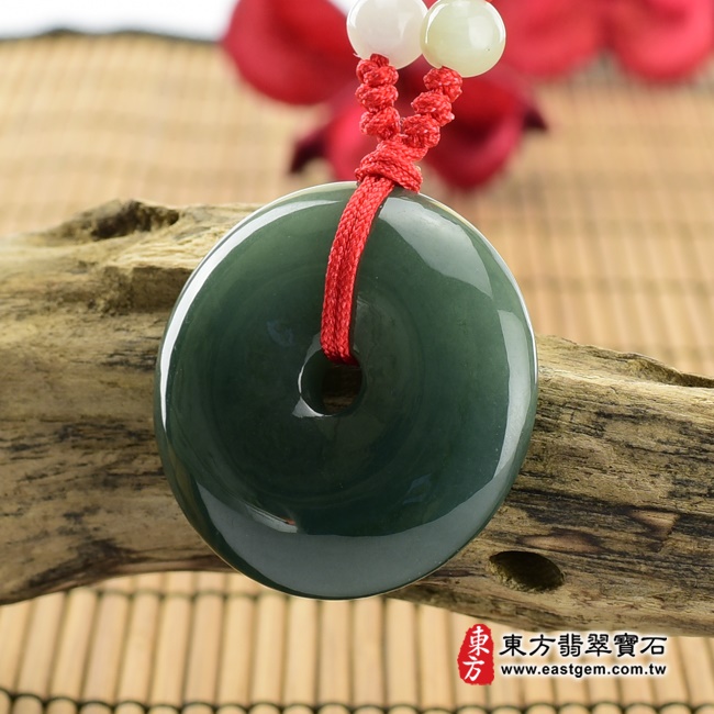 平安扣項鍊玉珮右側照片   翡翠平安扣項鍊玉珮（平安富貴：平安扣牌A貨翡翠平安扣玉珮、緬甸玉平安扣玉墜）。深綠色油青種平安扣，PN217。客製化訂做各種翡翠平安扣吊墜玉珮項鍊。★附A貨翡翠雙證書.jpg