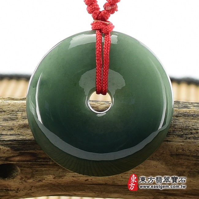 平安扣項鍊玉珮背面照片   翡翠平安扣項鍊玉珮（平安富貴：平安扣牌A貨翡翠平安扣玉珮、緬甸玉平安扣玉墜）。深綠色油青種平安扣，PN217。客製化訂做各種翡翠平安扣吊墜玉珮項鍊。★附A貨翡翠雙證書.jpg