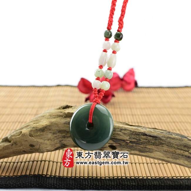 平安扣項鍊玉珮意境照片   翡翠平安扣項鍊玉珮（平安富貴：平安扣牌A貨翡翠平安扣玉珮、緬甸玉平安扣玉墜）。深綠色油青種平安扣，PN217。客製化訂做各種翡翠平安扣吊墜玉珮項鍊。★附A貨翡翠雙證書.jpg