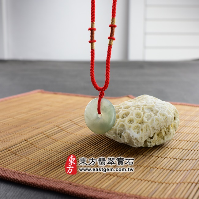 翡翠平安扣項鍊  情境照片 （已出售勿下標，可訂做）翡翠平安扣項鍊玉珮（平安富貴：平安扣牌A貨翡翠平安扣玉珮、緬甸玉平安扣玉墜）。淺綠色糯冰種平安扣，PN087。客製化訂做各種翡翠平安扣吊墜玉珮項鍊。★附A貨翡翠雙證書