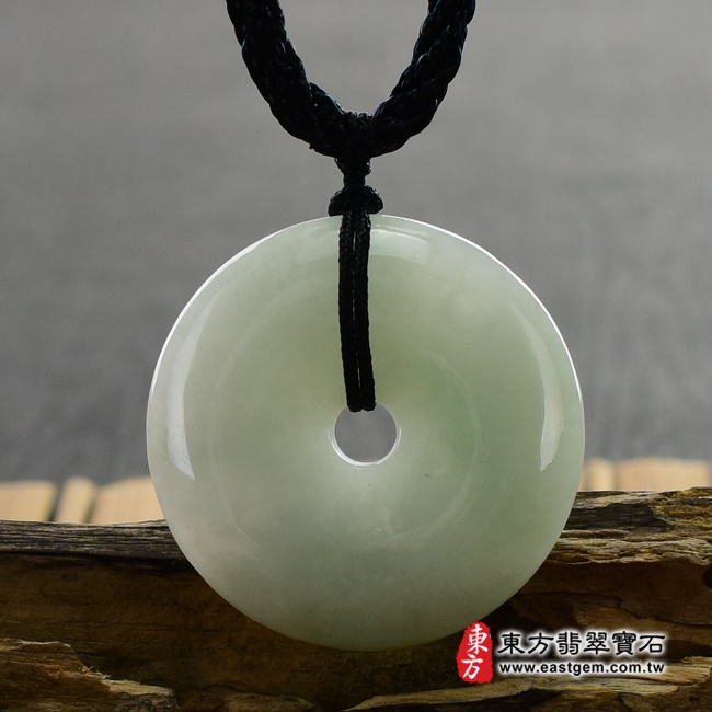 平安扣項鍊玉珮背面照片   翡翠平安扣項鍊玉珮（平安富貴：平安扣牌A貨翡翠平安扣玉珮、緬甸玉平安扣玉墜）。淡綠色糯種平安扣，PN219。客製化訂做各種翡翠平安扣吊墜玉珮項鍊。★附A貨翡翠雙證書.jpg
