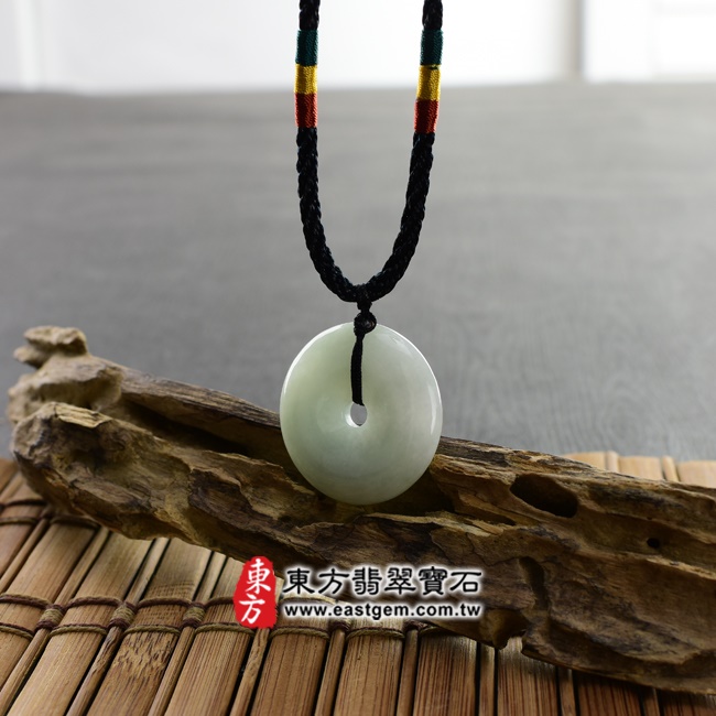 平安扣項鍊玉珮意境照片   翡翠平安扣項鍊玉珮（平安富貴：平安扣牌A貨翡翠平安扣玉珮、緬甸玉平安扣玉墜）。淡綠色糯種平安扣，PN219。客製化訂做各種翡翠平安扣吊墜玉珮項鍊。★附A貨翡翠雙證書.jpg