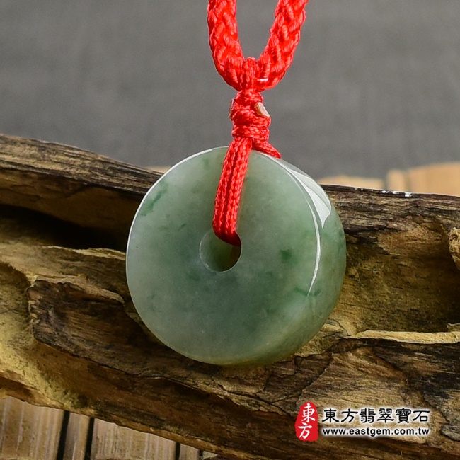 翡翠平安扣項鍊左側照片 翡翠平安扣項鍊玉珮（平安富貴：平安扣牌A貨翡翠平安扣玉珮、緬甸玉平安扣玉墜）。深綠色油青糯種帶飄花平安扣，PN089。客製化訂做各種翡翠平安扣吊墜玉珮項鍊。★附A貨翡翠雙證書
