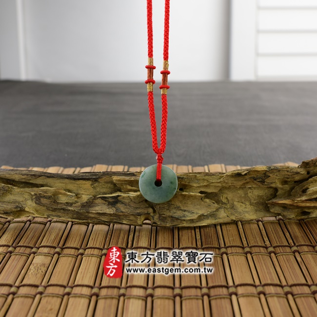 翡翠平安扣項鍊情境照片 翡翠平安扣項鍊玉珮（平安富貴：平安扣牌A貨翡翠平安扣玉珮、緬甸玉平安扣玉墜）。深綠色油青糯種帶飄花平安扣，PN089。客製化訂做各種翡翠平安扣吊墜玉珮項鍊。★附A貨翡翠雙證書