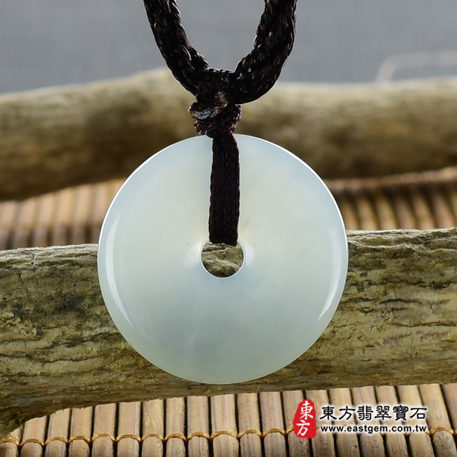 平安扣項鍊玉珮正面照片   翡翠平安扣項鍊玉珮（平安富貴：平安扣牌A貨翡翠平安扣玉珮、緬甸玉平安扣玉墜）。淡綠色糯種平安扣，PN225。客製化訂做各種翡翠平安扣吊墜玉珮項鍊。★附A貨翡翠雙證書.jpg