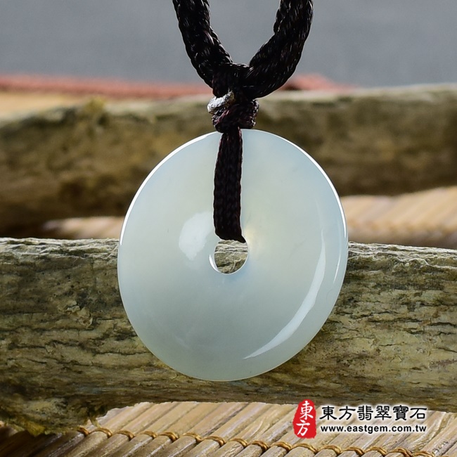 平安扣項鍊玉珮右側照片   翡翠平安扣項鍊玉珮（平安富貴：平安扣牌A貨翡翠平安扣玉珮、緬甸玉平安扣玉墜）。淡綠色糯種平安扣，PN225。客製化訂做各種翡翠平安扣吊墜玉珮項鍊。★附A貨翡翠雙證書.jpg