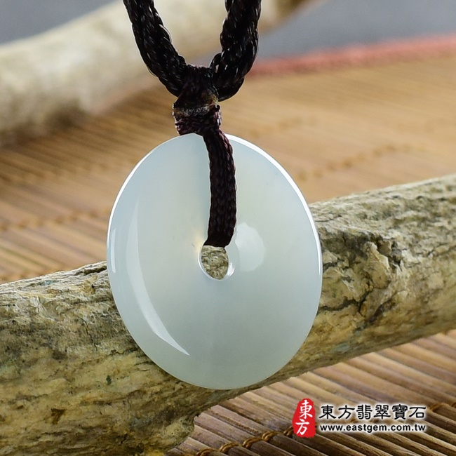 平安扣項鍊玉珮左側照片   翡翠平安扣項鍊玉珮（平安富貴：平安扣牌A貨翡翠平安扣玉珮、緬甸玉平安扣玉墜）。淡綠色糯種平安扣，PN225。客製化訂做各種翡翠平安扣吊墜玉珮項鍊。★附A貨翡翠雙證書.jpg