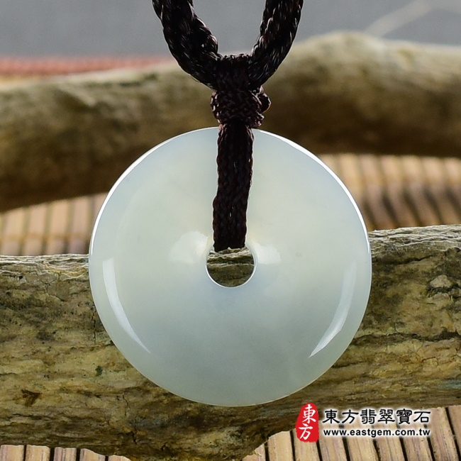 平安扣項鍊玉珮背面照片   翡翠平安扣項鍊玉珮（平安富貴：平安扣牌A貨翡翠平安扣玉珮、緬甸玉平安扣玉墜）。淡綠色糯種平安扣，PN225。客製化訂做各種翡翠平安扣吊墜玉珮項鍊。★附A貨翡翠雙證書.jpg