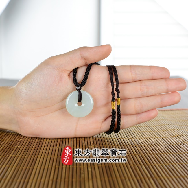 平安扣項鍊玉珮大小示意圖照片   翡翠平安扣項鍊玉珮（平安富貴：平安扣牌A貨翡翠平安扣玉珮、緬甸玉平安扣玉墜）。淡綠色糯種平安扣，PN225。客製化訂做各種翡翠平安扣吊墜玉珮項鍊。★附A貨翡翠雙證書.jpg