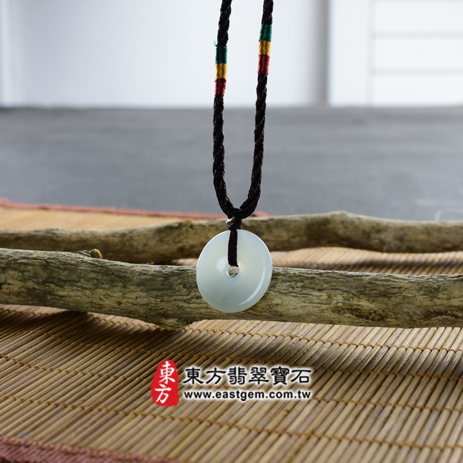 平安扣項鍊玉珮意境照片   翡翠平安扣項鍊玉珮（平安富貴：平安扣牌A貨翡翠平安扣玉珮、緬甸玉平安扣玉墜）。淡綠色糯種平安扣，PN225。客製化訂做各種翡翠平安扣吊墜玉珮項鍊。★附A貨翡翠雙證書.jpg