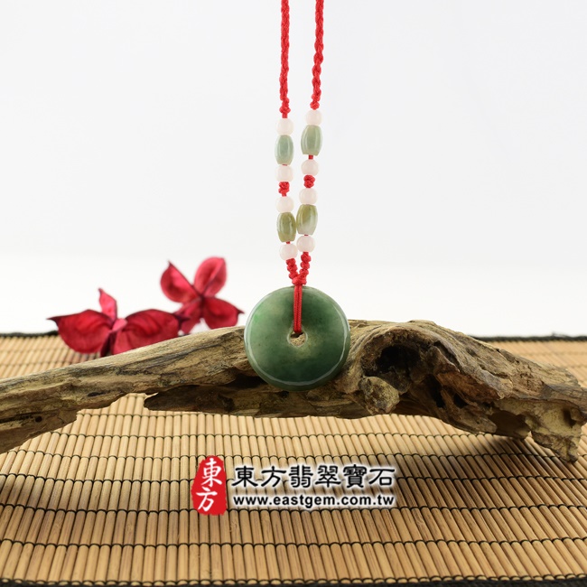 平安扣項鍊玉珮意境照片   翡翠平安扣項鍊玉珮（平安富貴：平安扣牌A貨翡翠平安扣玉珮、緬甸玉平安扣玉墜）。深綠色油青種平安扣，PN226。客製化訂做各種翡翠平安扣吊墜玉珮項鍊。★附A貨翡翠雙證書.jpg