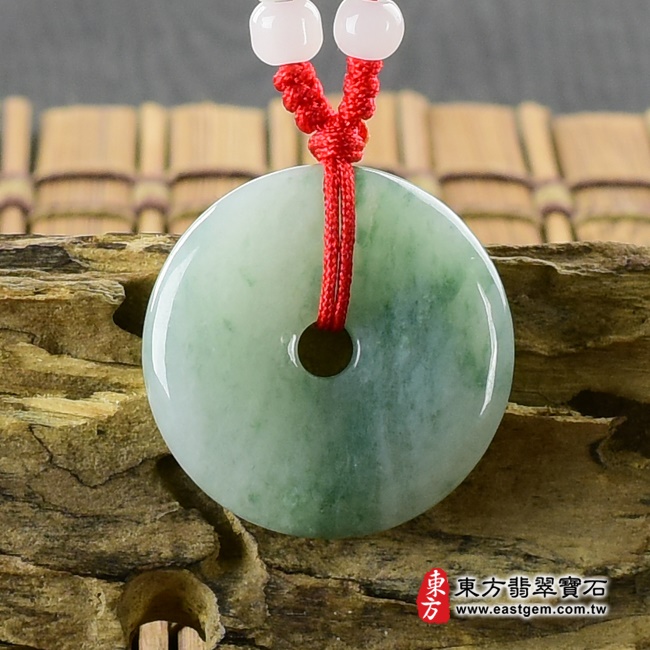 平安扣項鍊玉珮背面照片   翡翠平安扣項鍊玉珮（平安富貴：平安扣牌A貨翡翠平安扣玉珮、緬甸玉平安扣玉墜）。白綠色糯種帶飄花平安扣，PN228。客製化訂做各種翡翠平安扣吊墜玉珮項鍊。★附A貨翡翠雙證書.jpg
