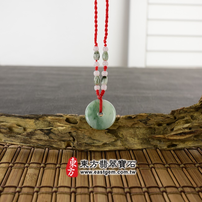 平安扣項鍊玉珮意境照片   翡翠平安扣項鍊玉珮（平安富貴：平安扣牌A貨翡翠平安扣玉珮、緬甸玉平安扣玉墜）。白綠色糯種帶飄花平安扣，PN228。客製化訂做各種翡翠平安扣吊墜玉珮項鍊。★附A貨翡翠雙證書.jpg