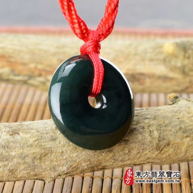 平安扣項鍊玉珮左側照片   翡翠平安扣項鍊玉珮（平安富貴：平安扣牌A貨翡翠平安扣玉珮、緬甸玉平安扣玉墜）。深綠色油青種平安扣，PN231。客製化訂做各種翡翠平安扣吊墜玉珮項鍊。★附A貨翡翠雙證書.jpg