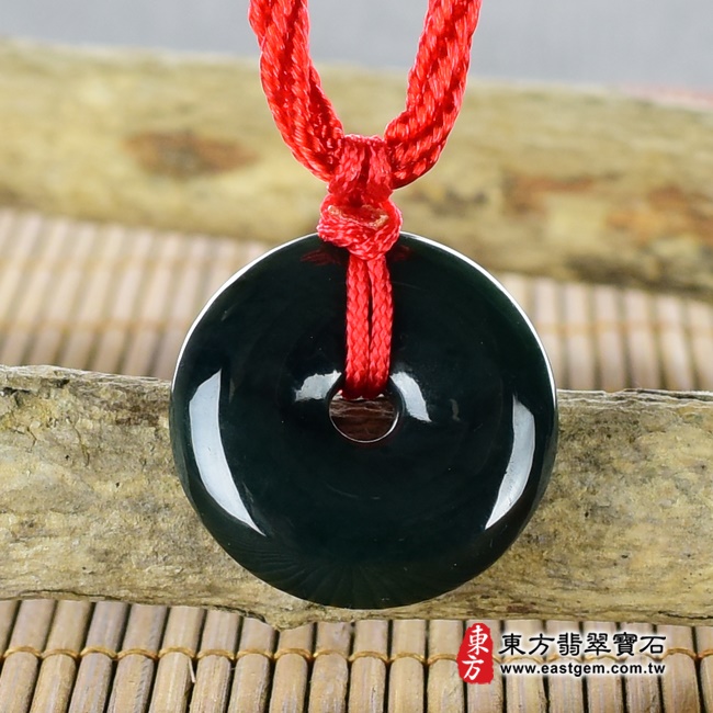 平安扣項鍊玉珮背面照片   翡翠平安扣項鍊玉珮（平安富貴：平安扣牌A貨翡翠平安扣玉珮、緬甸玉平安扣玉墜）。深綠色油青種平安扣，PN231。客製化訂做各種翡翠平安扣吊墜玉珮項鍊。★附A貨翡翠雙證書.jpg
