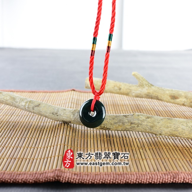 平安扣項鍊玉珮意境照片   翡翠平安扣項鍊玉珮（平安富貴：平安扣牌A貨翡翠平安扣玉珮、緬甸玉平安扣玉墜）。深綠色油青種平安扣，PN231。客製化訂做各種翡翠平安扣吊墜玉珮項鍊。★附A貨翡翠雙證書.jpg