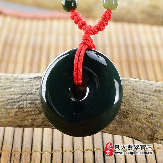 平安扣項鍊玉珮右側照片   翡翠平安扣項鍊玉珮（平安富貴：平安扣牌A貨翡翠平安扣玉珮、緬甸玉平安扣玉墜）。深綠色油青種平安扣，PN232。客製化訂做各種翡翠平安扣吊墜玉珮項鍊。★附A貨翡翠雙證書.jpg