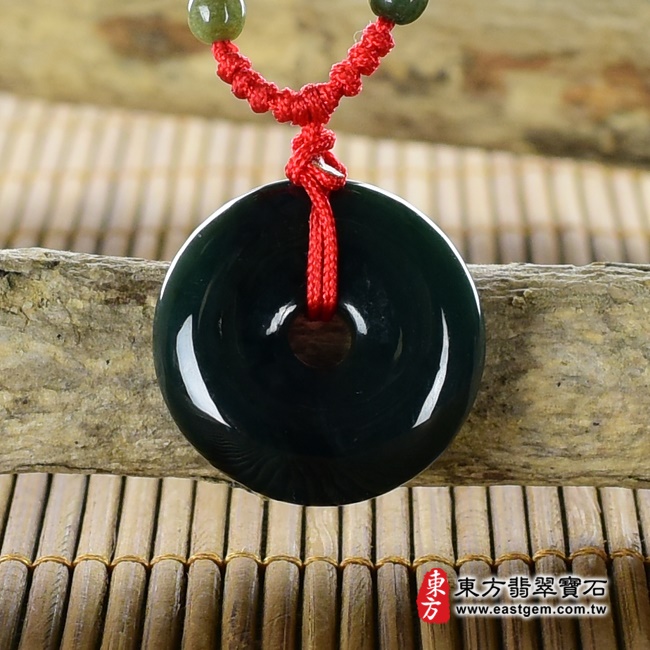 平安扣項鍊玉珮背面照片   翡翠平安扣項鍊玉珮（平安富貴：平安扣牌A貨翡翠平安扣玉珮、緬甸玉平安扣玉墜）。深綠色油青種平安扣，PN232。客製化訂做各種翡翠平安扣吊墜玉珮項鍊。★附A貨翡翠雙證書.jpg