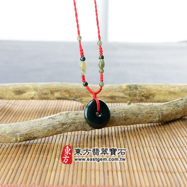 平安扣項鍊玉珮意境照片   翡翠平安扣項鍊玉珮（平安富貴：平安扣牌A貨翡翠平安扣玉珮、緬甸玉平安扣玉墜）。深綠色油青種平安扣，PN232。客製化訂做各種翡翠平安扣吊墜玉珮項鍊。★附A貨翡翠雙證書.jpg