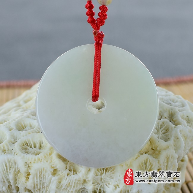 翡翠平安扣項鍊正面照片 翡翠平安扣項鍊玉珮（平安富貴：平安扣牌A貨翡翠平安扣玉珮、緬甸玉平安扣玉墜）。淺綠色豆糯種平安扣，PN094。客製化訂做各種翡翠平安扣吊墜玉珮項鍊。★附A貨翡翠雙證書